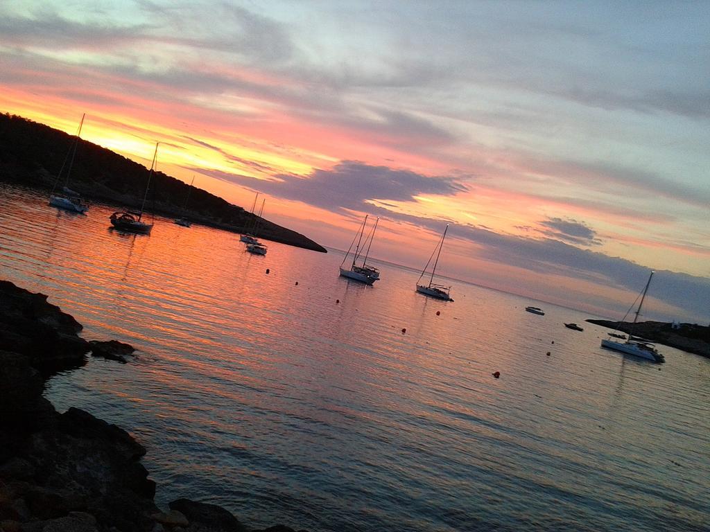 S'Arenal Apartments Portinatx Rom bilde