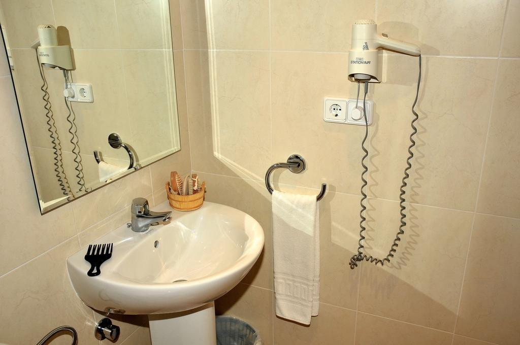 S'Arenal Apartments Portinatx Rom bilde