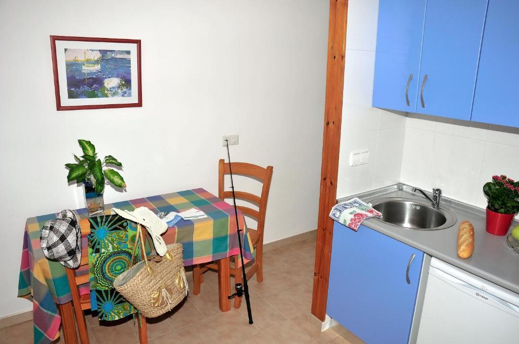 S'Arenal Apartments Portinatx Rom bilde
