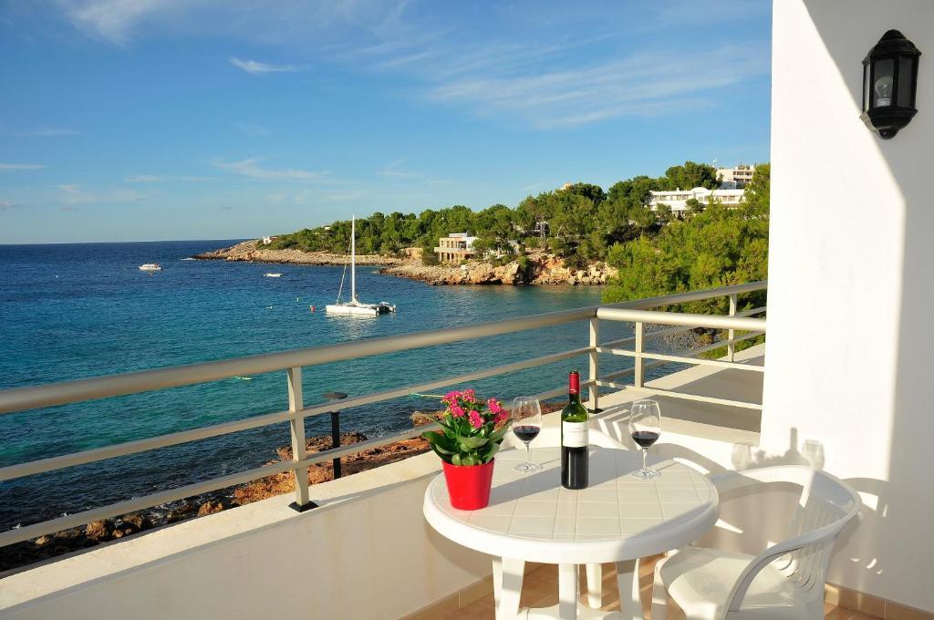 S'Arenal Apartments Portinatx Rom bilde
