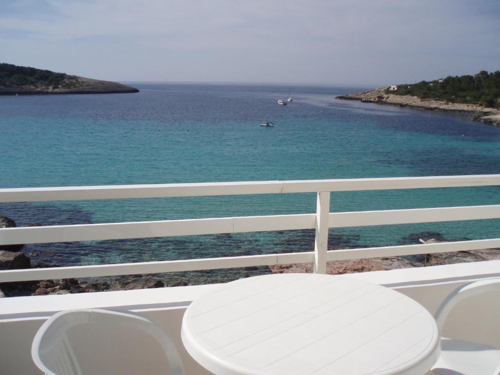 S'Arenal Apartments Portinatx Rom bilde